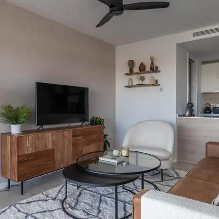 Modern And Inviting 2-Bed Apartment In Estepona Естепона