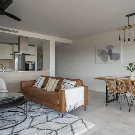 Modern And Inviting 2-Bed Apartment In Estepona Естепона