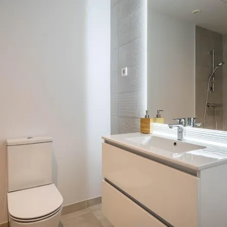 Modern And Inviting 2-Bed Apartment In Estepona Апартаменти Естепона