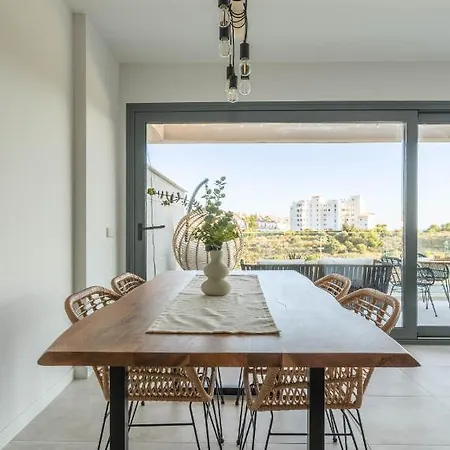 Modern And Inviting 2-Bed Apartment In Estepona