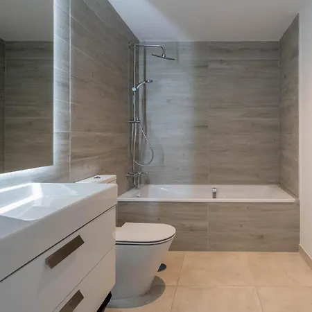 Modern And Inviting 2-Bed Apartment In Estepona Apartment